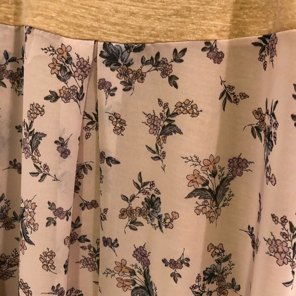 NWOT Le Lis gold and flower pattern flowing top - Picture 3 of 3